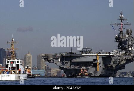 US Navy USA Coast Guard Cutter Flying Fish (WPB 87346), Homeported in Boston, erzwingt die Naval Protection Zone und bietet eine Sicherheit. Stockfoto