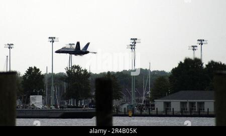 US Navy, leitender Alleinpilot, Lieutenant Commander. Craig R. Olson, den USA zugeteilt Das Navy-Flugzeug-Demonstrationsteam, die Blue Angels, führt einen Hochgeschwindigkeitsflug über den Severn River durch. Stockfoto