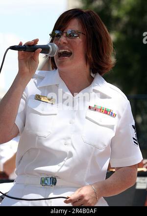 US Navy Musiker 2. Class tritt während eines Konzerts der Navy Band Southeast Jazz Ensemble auf dem Platz in Marietta, Georgia, auf Stockfoto