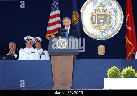 US Navy President George W. Bush hält seine Ausführungen als Teil der USA ab Marineakademie-Kurs der Abschlussfeier und Provisionszeremonie 2005. Stockfoto