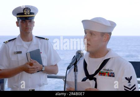 US Navy Electronics Technician 2. Class sagt ein paar Worte zur Erinnerung an seinen verstorbenen Großvater. Stockfoto