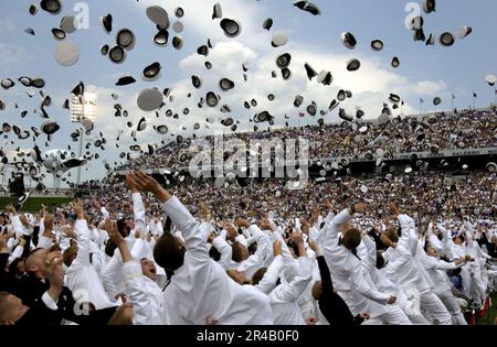 Die neuen Offiziere der US Navy feiern ihre neuen Positionen, indem sie als Teil der USA ihre Midshipmen-Tarnungen in die Luft werfen Marineakademie-Kurs von 2005 Abschlussfeier und Provisionszeremonie. Stockfoto