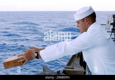 US Navy Electronics Technician 2. Class zollt seinem verstorbenen Großvater die letzte Ehre. Stockfoto