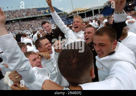 DIE neuen Offiziere der US Navy feiern ihre neuen Positionen nach dem Abschluss der USA Marineakademie-Kurs der Abschlussfeier und Provisionszeremonie 2005. Stockfoto