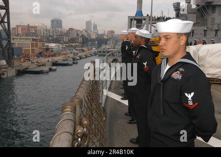 MATROSEN der US-Marine, die dem Amphibienschiff USS Blue Ridge (LCC 19) der 7.-Flotte zugeteilt wurden, beim Einlaufen in den Hafen die Schienen bemannen. Blue Ridge ist in Australien und nimmt an der Übung Talisman Saber 2005 Teil. Stockfoto