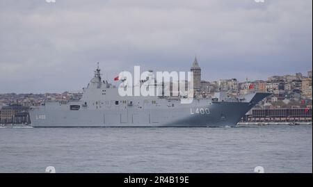 ISTANBUL, TURKIYE - 23. APRIL 2023: TCG Anadolu-Schiff am Bosporus vorbei Stockfoto