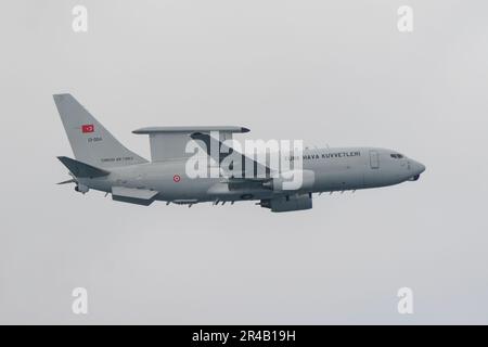 ISTANBUL, TURKIYE - 23. APRIL 2023: Boeing E-7T Peace Eagle (33965) der türkischen Luftwaffe über Istanbul Stockfoto