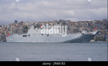 ISTANBUL, TURKIYE - 23. APRIL 2023: TCG Anadolu-Schiff am Bosporus vorbei Stockfoto