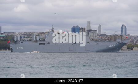 ISTANBUL, TURKIYE - 23. APRIL 2023: TCG Anadolu-Schiff am Bosporus vorbei Stockfoto