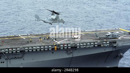 US Navy ein MV-22 Osprey, der Marine Tiltrotor Operational Test and Evaluation Squadron Two Two Two (VMX-22) zugeteilt, startet vom Cockpit des Amphibienschiffes USS Bataan (LHD 5). Stockfoto