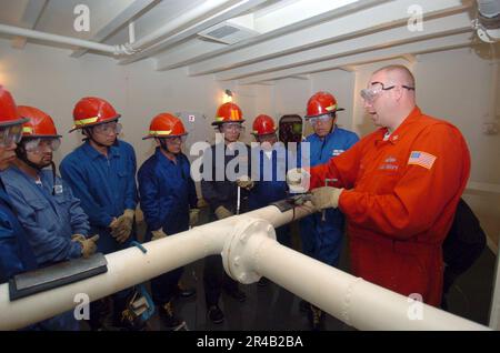 DIE US Navy Damage Controlman Klasse 1. trainiert Matrosen der japanischen Marine-Selbstverteidigungskräfte (JMSDF) Stockfoto