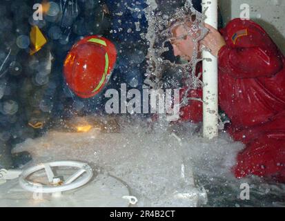 DIE US Navy Damage Controlman Klasse 1. trainiert Matrosen der japanischen Marine-Selbstverteidigungskräfte (JMSDF) Stockfoto