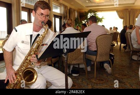 US Navy Musiker 2. Class tritt mit dem Rhode Island Sound Jazz Combo auf. Stockfoto