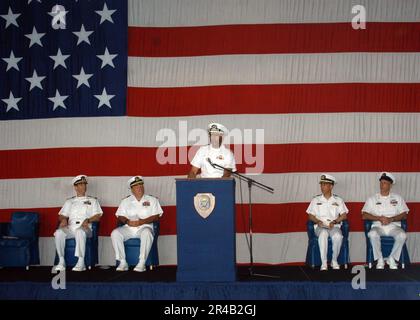 US Navy Commander, Amphibiengeschwader Acht, Captain spricht während einer Zeremonie zum Kommandowechsel vor der Crew. Stockfoto