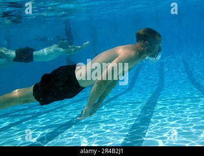 US Navy Ein Student, der den Auffrischungskurs in Water Survival Training Center, Marine Corps Air Station Miramar besucht. Stockfoto