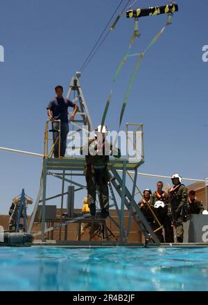 US Navy Ein Student, der am Auffrischungskurs zum Thema Wasserüberleben im Aviation Survival Training Center, Marine Corps Air Station Miramar, teilnimmt, bereitet sich darauf vor, ins Wasser zu gelangen. Stockfoto