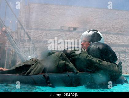 US Navy Ein Student, der am Auffrischungskurs zum Thema Wasserüberleben im Aviation Survival Training Center, Marine Corps Air Station Miramar, teilnimmt, erwartet eine simulierte Rettung. Stockfoto