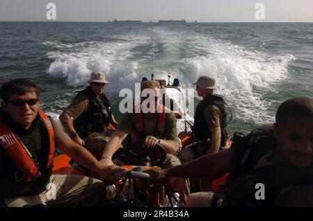 US Navy Mitglieder des Boardteams aus den USA Küstenwache USCGC Aquidneck (WPB 1309), begeben Sie sich an Bord von Angeldhows in der Gegend nahe des Al Basrah Oil Terminal (ABOT). Stockfoto