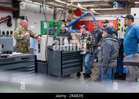 Northwest Machining and Manufacturing Tour The 124. Fighter Wing's Aircraft Maintenance Hanger, Gowen Field, ID, 6. April 2023. Dieses Maschinenbauunternehmen mit Sitz in Meridian, Idaho, stellt seit Jahrzehnten in Gowen Field ein wichtiges Fahrwerk für Die A-10 Thunderbolt II her. Stockfoto