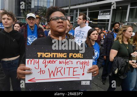 Los Angeles, Usa. 26. Mai 2023. Am 26. Mai 2023 fand im Zentrum von Los Angeles eine große, gewerkschaftliche Kundgebung statt, um die Mitglieder der streikenden Schriftstellergilde der USA zu unterstützen. Am Ende der vierten Woche war kein Ende in Sicht. Bei der Beilegung des Streits wurden keinerlei Fortschritte erzielt, und es wurde nichts von Gesprächen gesagt. Foto: Jim Ruymen/UPI Credit: UPI/Alamy Live News Stockfoto