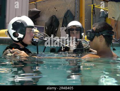 US Navy zwei Studenten bereiten sich darauf vor, im Rahmen eines Einführungskurses in der Verwendung des Helikopter Emergency Escape Device im Aviation Survival Training Center aus TAUCHTANKS zu tauchen und zu atmen. Stockfoto