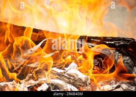 Eine Nahaufnahme eines Mülls kann in Flammen eindringen und Rauch und Wärme erzeugen Stockfoto