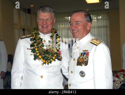 US Navy Commander, USA Pacific Fleet, ADM. Gary Roughead, links, steht neben dem scheidenden Commander, ADM. Walter F. Doran, auf einem Empfang zu Ehren von ADM. Dorans Marinedienst. Stockfoto