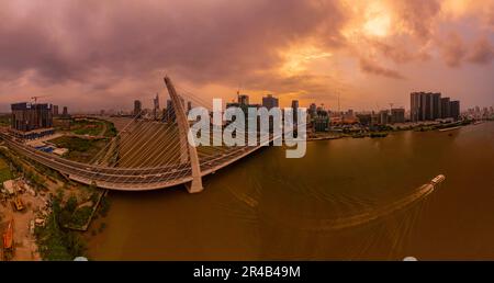 Sonnenuntergang über der Ba Son Brücke, Saigon Riveside, Ho Chi Minh Stadt, Vietnam. Foto wurde im Februar 2023 aufgenommen. Stockfoto