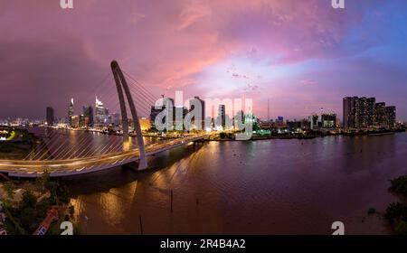 Sonnenuntergang über der Ba Son Brücke, Saigon Riveside, Ho Chi Minh Stadt, Vietnam. Foto wurde im Februar 2023 aufgenommen. Stockfoto