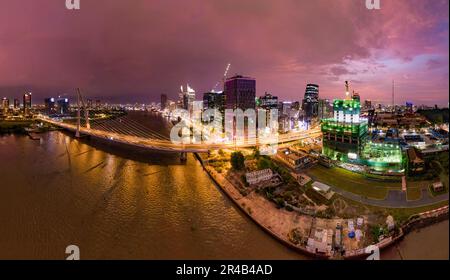 Sonnenuntergang über der Ba Son Brücke, Saigon Riveside, Ho Chi Minh Stadt, Vietnam. Foto wurde im Februar 2023 aufgenommen. Stockfoto