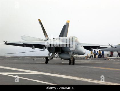 US Navy und F-A-18E Super Hornet landen an Bord des Flugzeugträgers USS Ronald Reagan der Nimitz-Klasse (CVN 76). Stockfoto