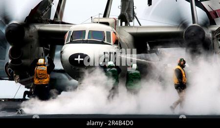 US Navy Air Department Personal bereitet eine E-2C Hawkeye zum Start vor. Stockfoto