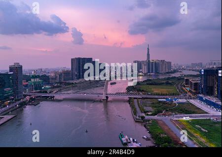 Sonnenuntergang über der Ba Son Brücke, Saigon Riveside, Ho Chi Minh Stadt, Vietnam. Foto wurde im Februar 2023 aufgenommen. Stockfoto