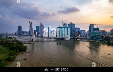 Sonnenuntergang über der Ba Son Brücke, Saigon Riveside, Ho Chi Minh Stadt, Vietnam. Foto wurde im Februar 2023 aufgenommen. Stockfoto