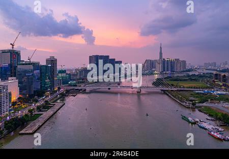 Sonnenuntergang über der Ba Son Brücke, Saigon Riveside, Ho Chi Minh Stadt, Vietnam. Foto wurde im Februar 2023 aufgenommen. Stockfoto