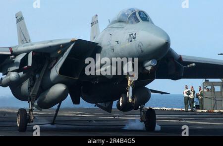 DIE US Navy Landing Signalbeamten beobachten, wie ein F-14B Tomcat mit seinem Hakenhaken einen Fandraht fängt. Stockfoto