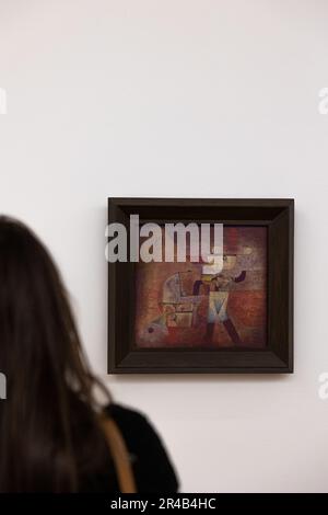 Eine junge Frau bewundert ein Gemälde, das in einer Kunstgalerie an der Wand hing Stockfoto