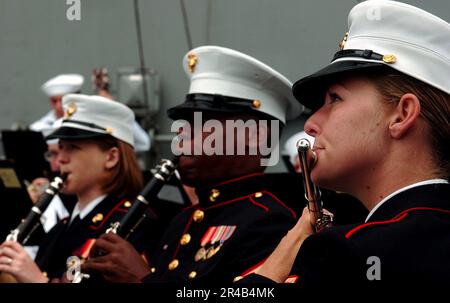 US Navy-Mitglieder der Marine-Corps-Band der Südwestregion Proben vor einer Gedenkfeier für den pensionierten Vice ADM. Stockfoto