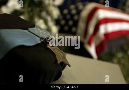 US Navy der Sarg mit Ehrenmedaille, pensionierter Vizeadmiral, liegt in der Hangarbucht an Bord des Flugzeugträgers USS Ronald Reagan der Nimitz-Klasse (CVN 76). Stockfoto