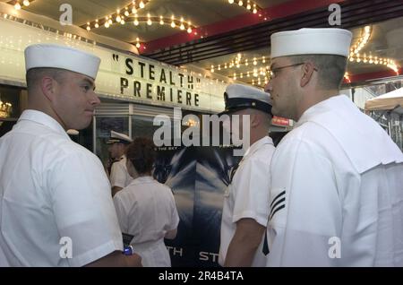 US Navy-Matrosen versammeln sich auf dem roten Teppich, bevor sie das Loews Uptown Theater betreten für den Premierminister des großen Films, Stealth. Stockfoto