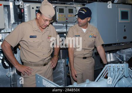 LIEUTENANT Commander der US Navy. Rechts, zeigt Vizekommandeur, Marine-Seesystemkommando, Heckadmiral, Anthony Lengerich, zwei MTU 595-Dieselmotoren und erklärt, wie sie funktionieren. Stockfoto