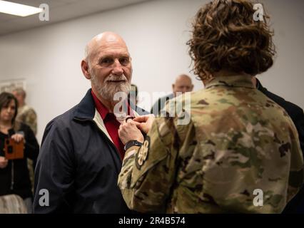 Oberstleutnant Sirena Morris, Befehlshaber der 88. Mission Support Group, legt während der Zeremonie zum National Vietnam war Veterans Day, 29. März 2023, in der Hauptbörse am Luftwaffenstützpunkt Wright-Patterson, Ohio, eine Nadel auf Eddie Clark, einen Veteranen- und Militärveteranen. Der Army & Air Force Exchange Service war Gastgeber des 50.-jährigen Jubiläums und präsentierte kostenlose Anstecknadeln zu Ehren aller vietnamesischen Veteranen. Stockfoto