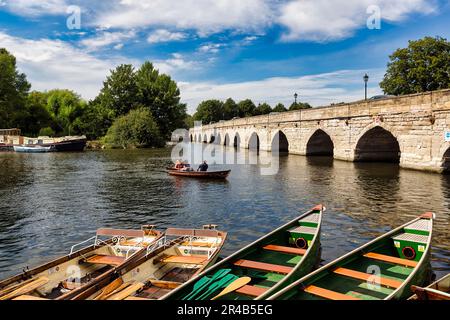 Ruderboote auf dem Fluss Avon, Clopton Bridge, Stratford-upon-Avon, Warwickshire, England, Vereinigtes Königreich Stockfoto