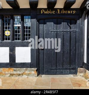 Schwarze Holztür im Fachwerkhaus, Schriftzug Öffentliche Bibliothek, Bibliothek, Stratford-upon-Avon, Warwickshire, England, Großbritannien Stockfoto