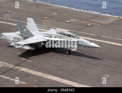 US Navy und F-A-18D Hornet sind der zugeteilt. Stockfoto