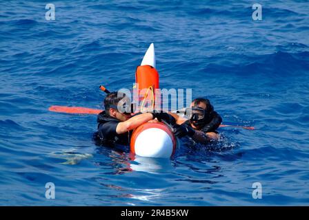 US Navy Quartermaster 2. Klasse und Personnelman 2. Klasse holen eine BQM-74e Flugdrohne nach einer Luftverteidigungsübung. Stockfoto