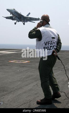 US Navy Landing Signal Officer (LSO) beobachtet, wie ein F-A-18E Super Hornet ankommt, bevor er eine Berührung durchführt und an Bord des Flugzeugträgers USS Harry S. Truman (CV. Stockfoto