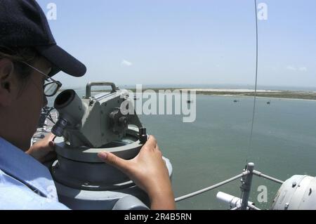 US Navy Quartermaster 3. Class schießt auf Lager, während das amphibische Sturmschiff USS Bataan (LHD 5) vom Marinestützpunkt Ingleside, Texas ablegt. Stockfoto