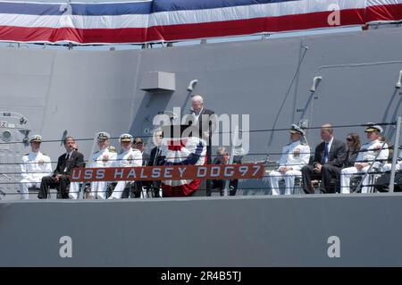 US Navy Arizona Sen. John McCain spricht mit der Besatzung und den Gästen, die an der Zeremonie an Bord des neuesten Zerstörers der Navy-Klasse Arleigh Burke, USS Halsey (DDG 96), teilnehmen. Stockfoto