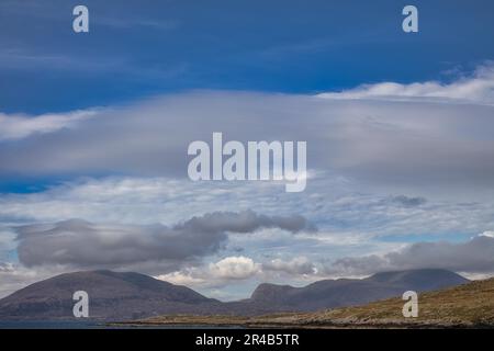 Blick vom sandigen Luskentyre Beach über die Meeresbucht East Loch Tarbert auf die Berge, Isle of Harris, Äußere Hebriden, Schottland, Großbritannien Stockfoto